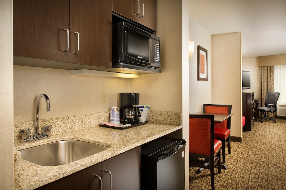 Holiday Inn Express Suites Alexandria Fort Belvoir 60/73