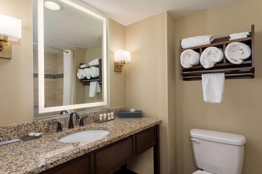 غرفة تنفيذية بسرير كينج، La Quinta Inn Suites Pigeon Forge 9/10