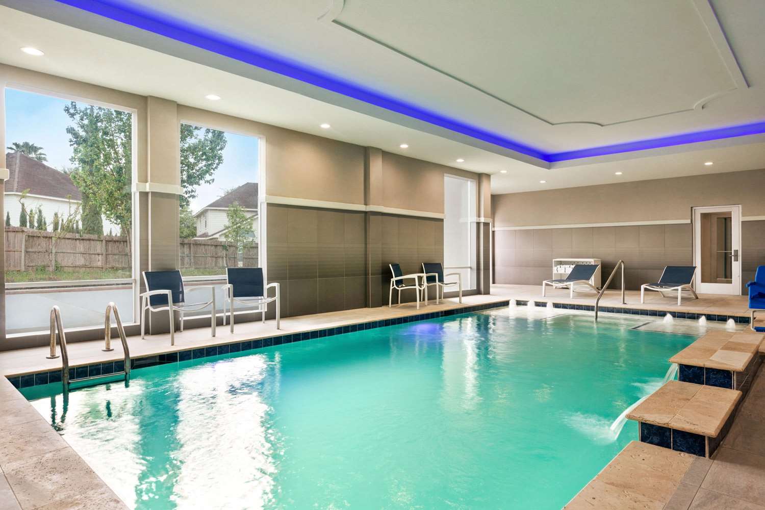 La Quinta Inn and Suites by Wyndham Richmond-Sugarland 8/28
