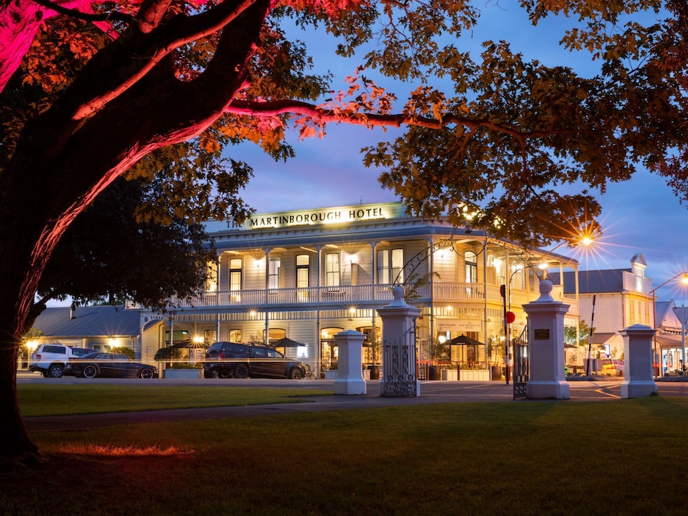 THE MARTINBOROUGH HOTEL 6/85