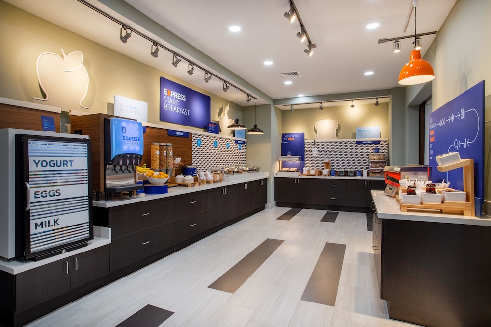 Holiday Inn Express And Suites Deland South 13/49