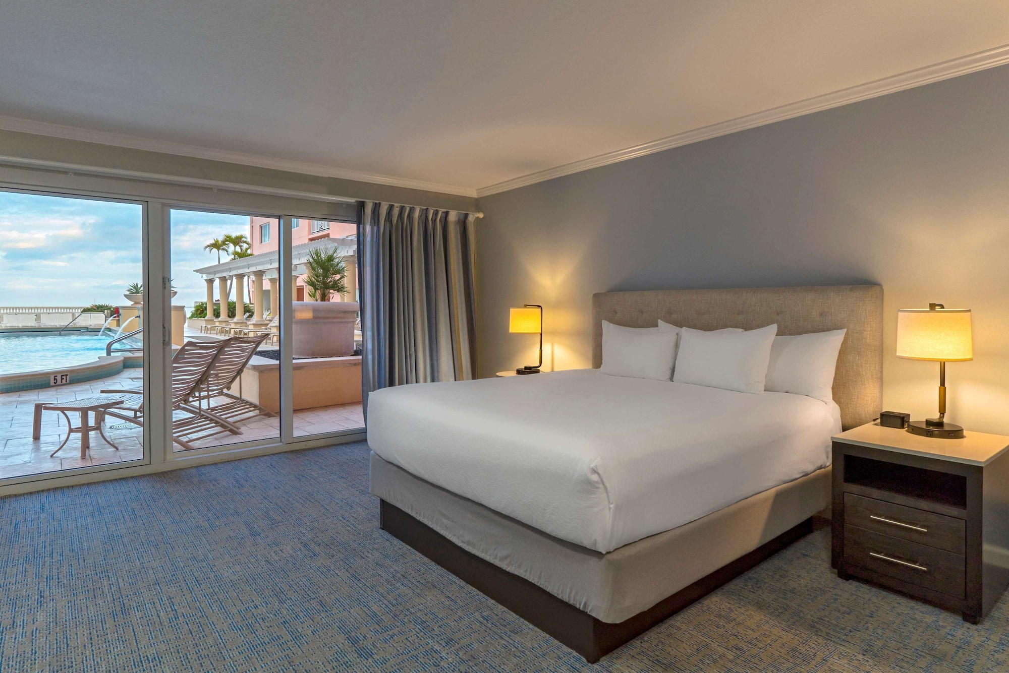 Suite, King Bed, Pool Side