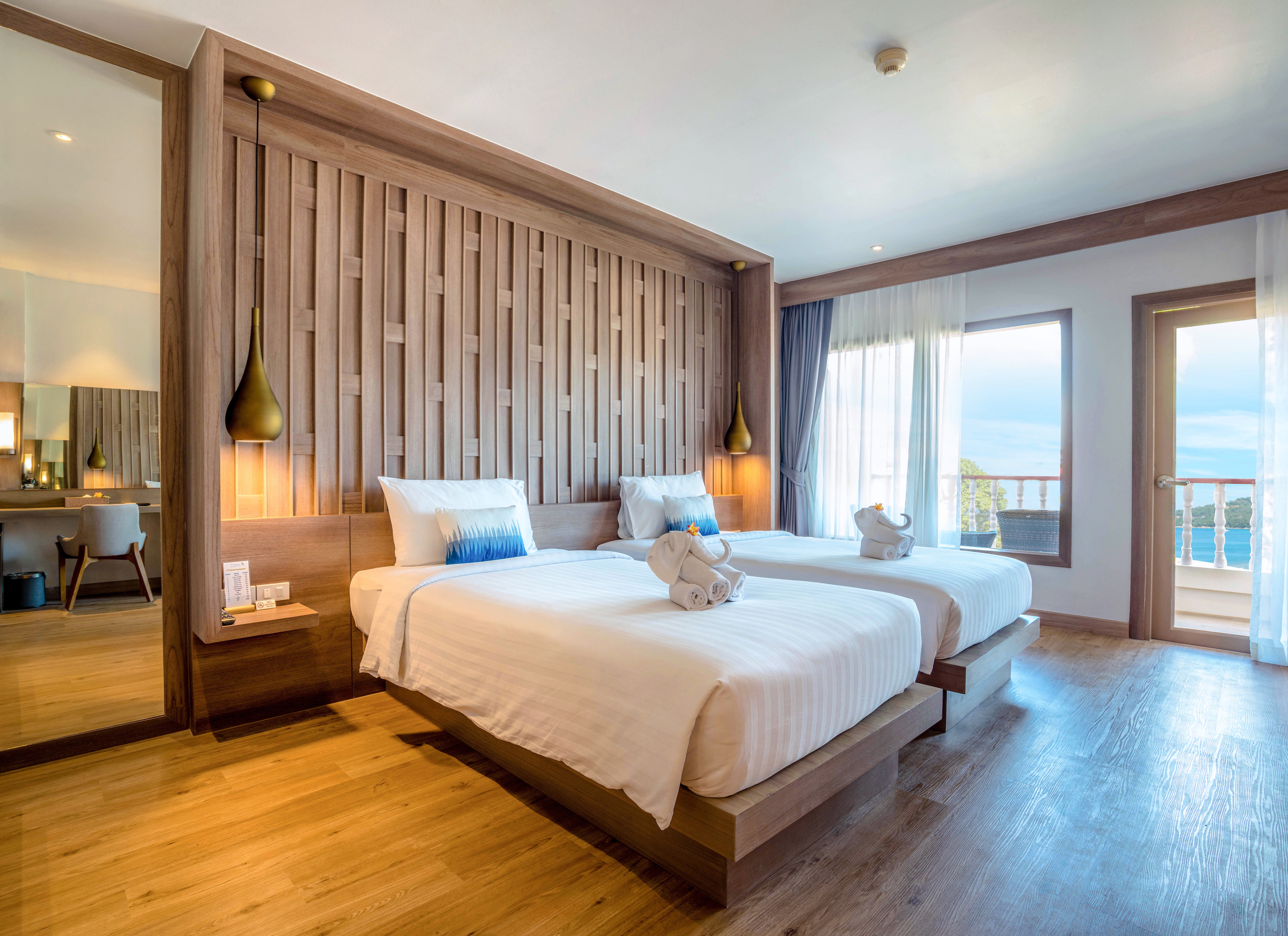 DELUXE ROOM