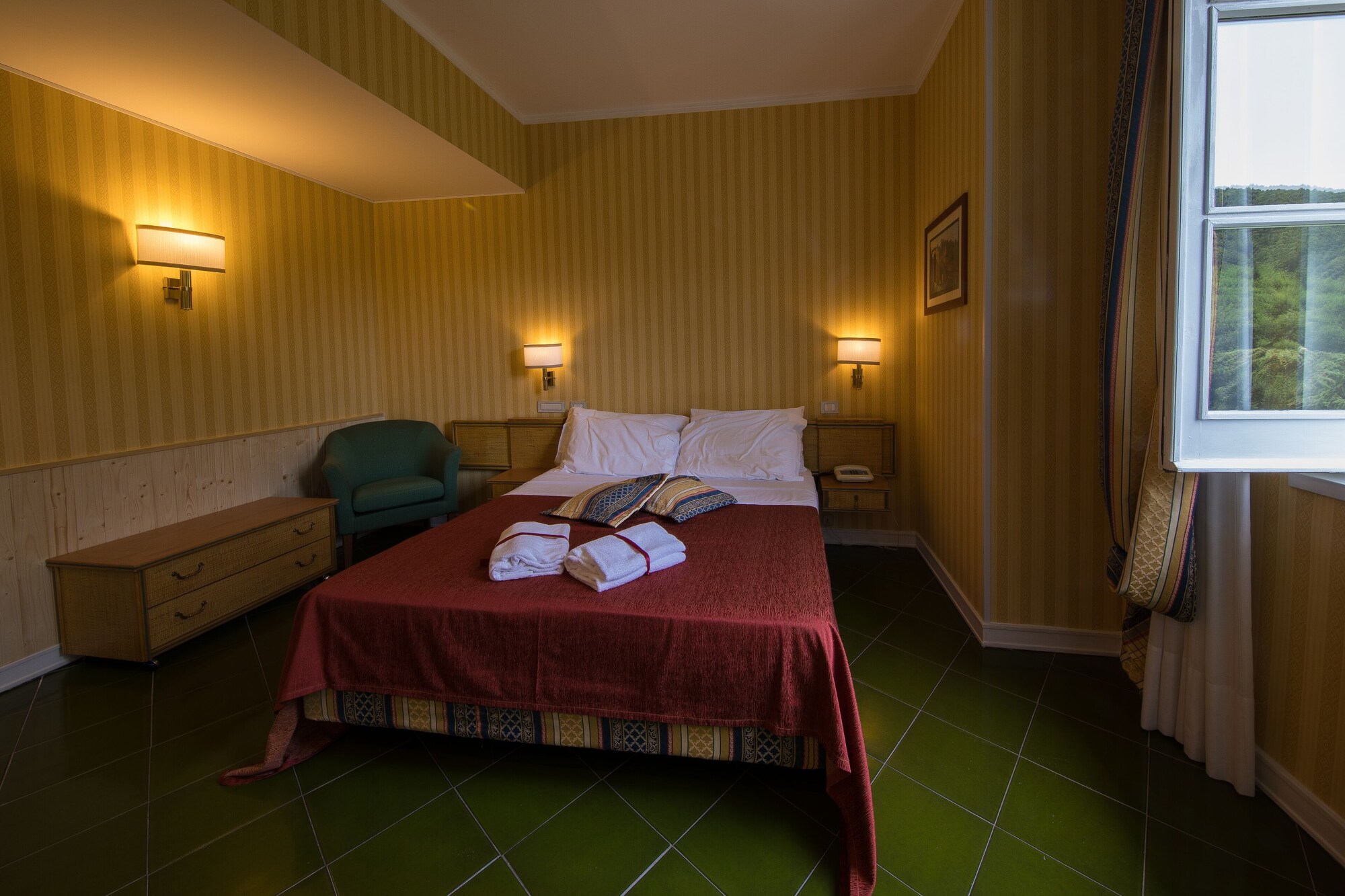 ROOM, SINGLE, DOUBLE BED
