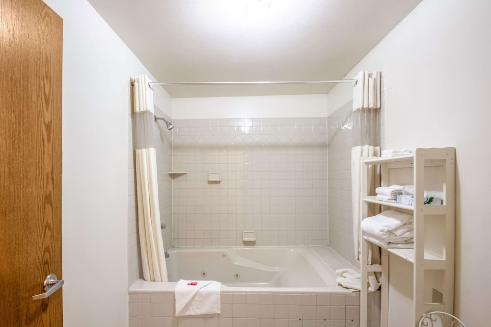 Econo Lodge Waupaca 12/35