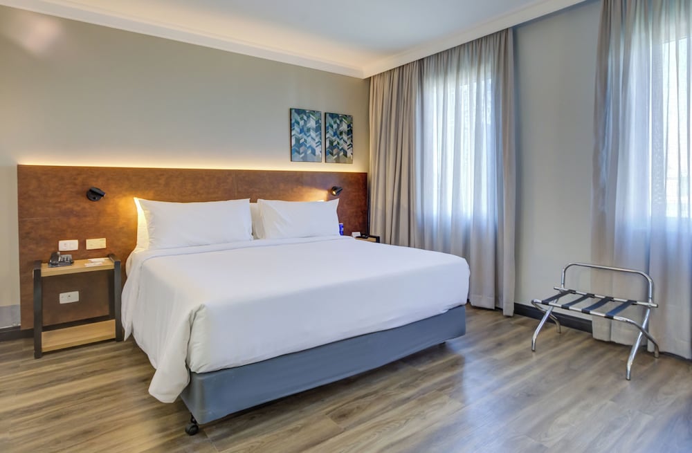 Business, Queen Bed