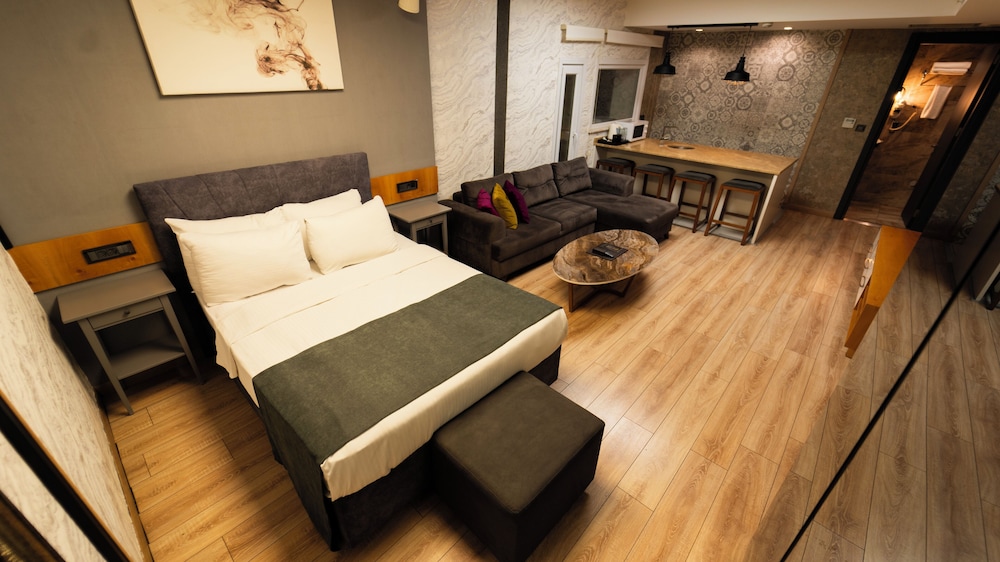 ECONOMY, QUEEN BED, SOFA