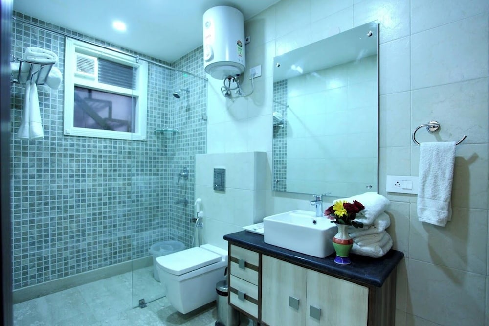 Oyo 5198 Hotel Hcgrand 26/31