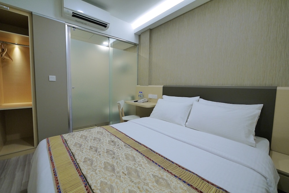 STANDARD, QUEEN BED