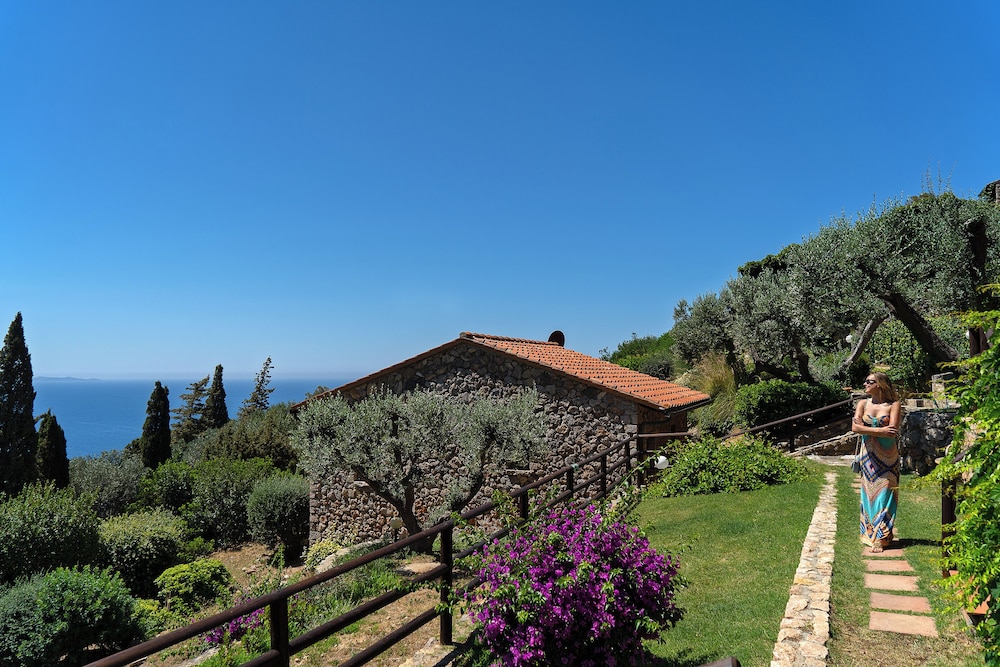 Hotel Torre Di Calapiccola 70/74