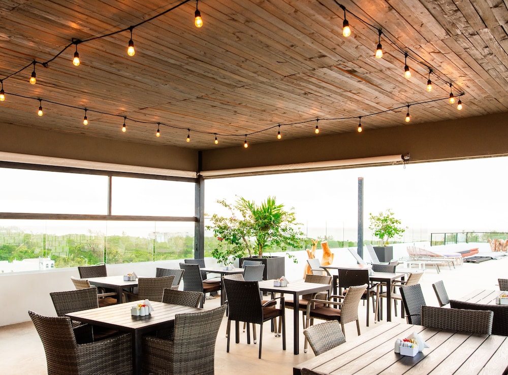 Sunday Hotel 52 at Playa del Carmen 37/50