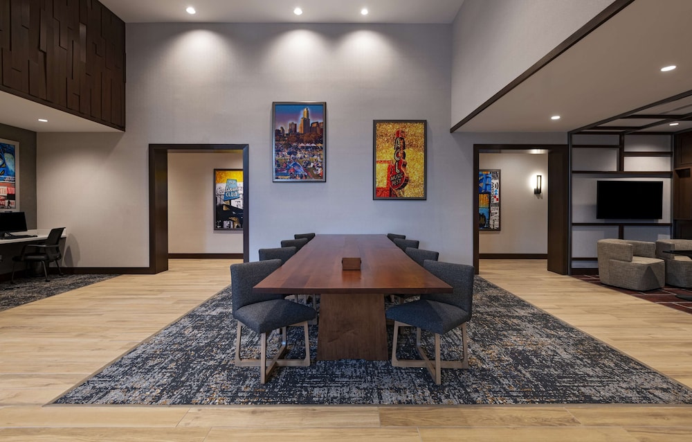 Hyatt Place Austin / Lake Travis / Four Points 53/55