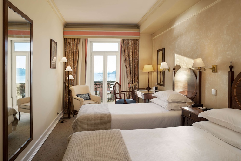 DELUXE, DOUBLE OR TWIN BED