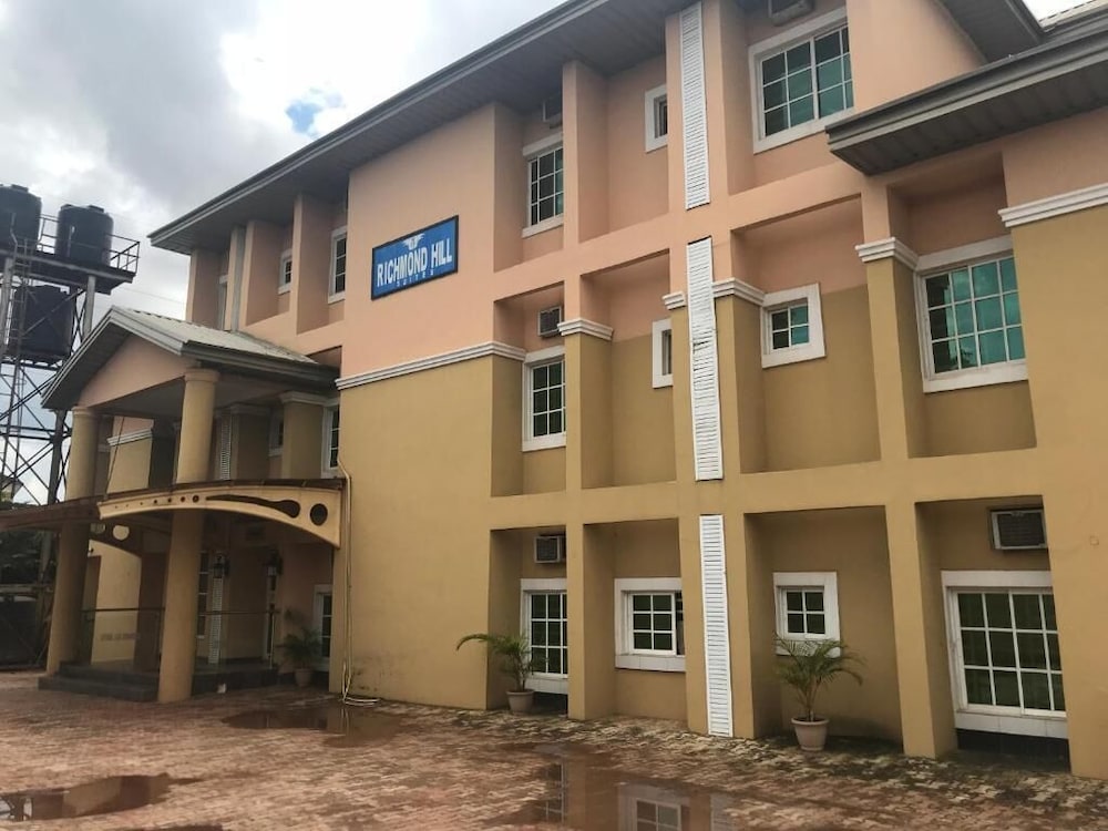 Richmond Hills Suites 2/20