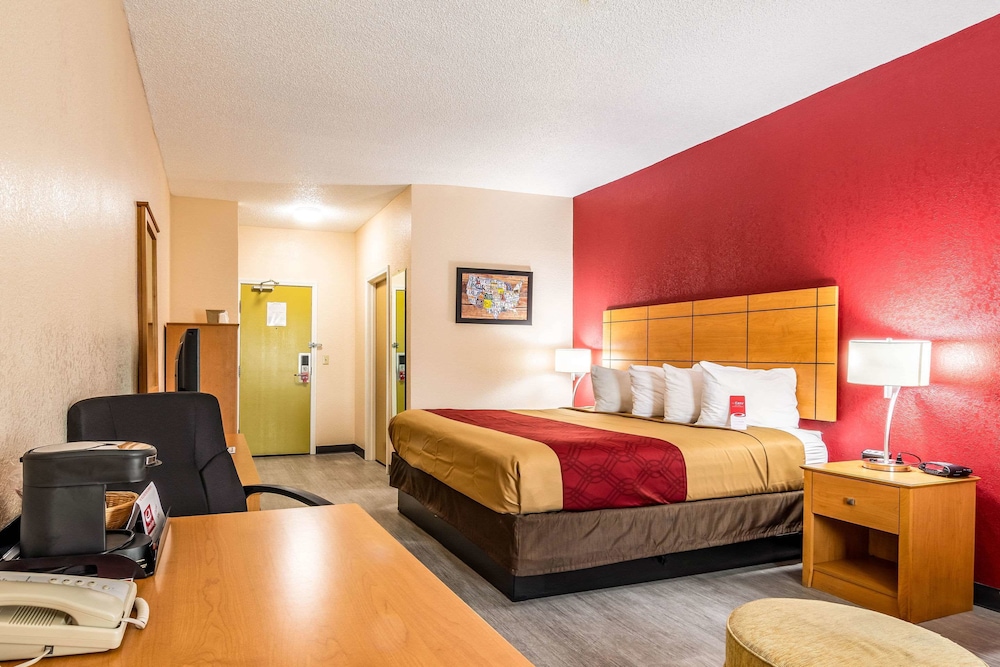 Econo Lodge Topeka at Wanamaker 8/16
