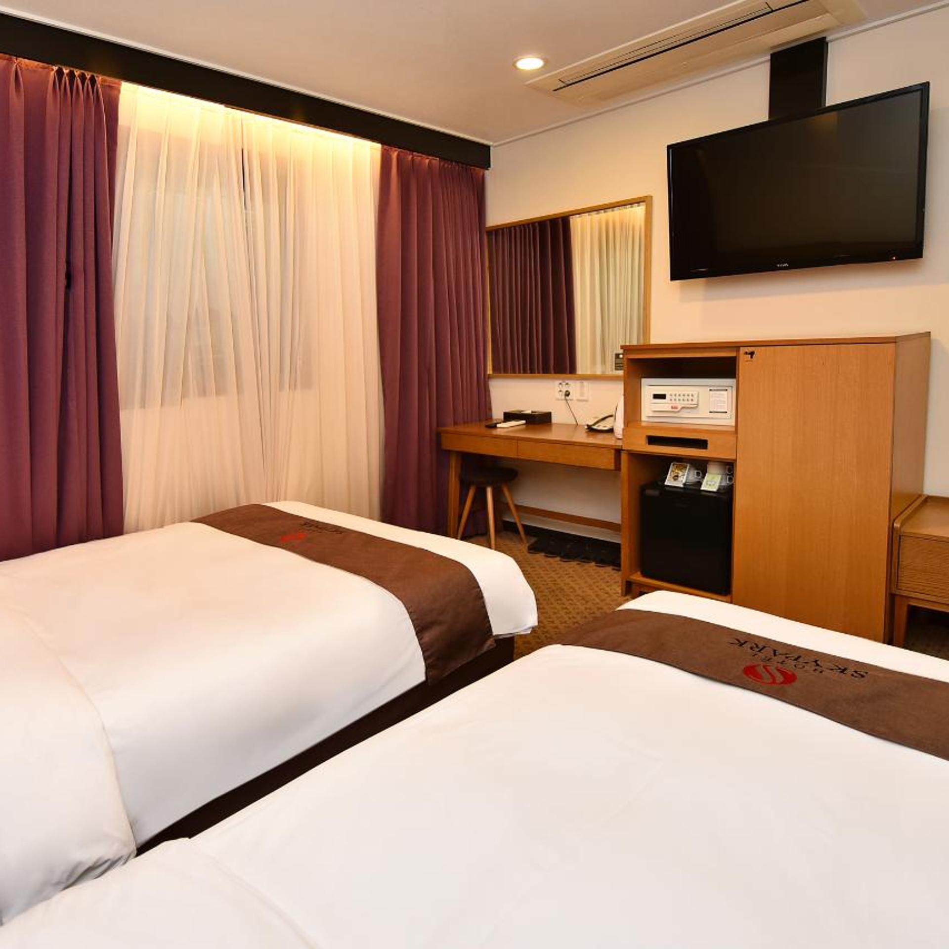 Artist, Deluxe, Single, Twin Beds