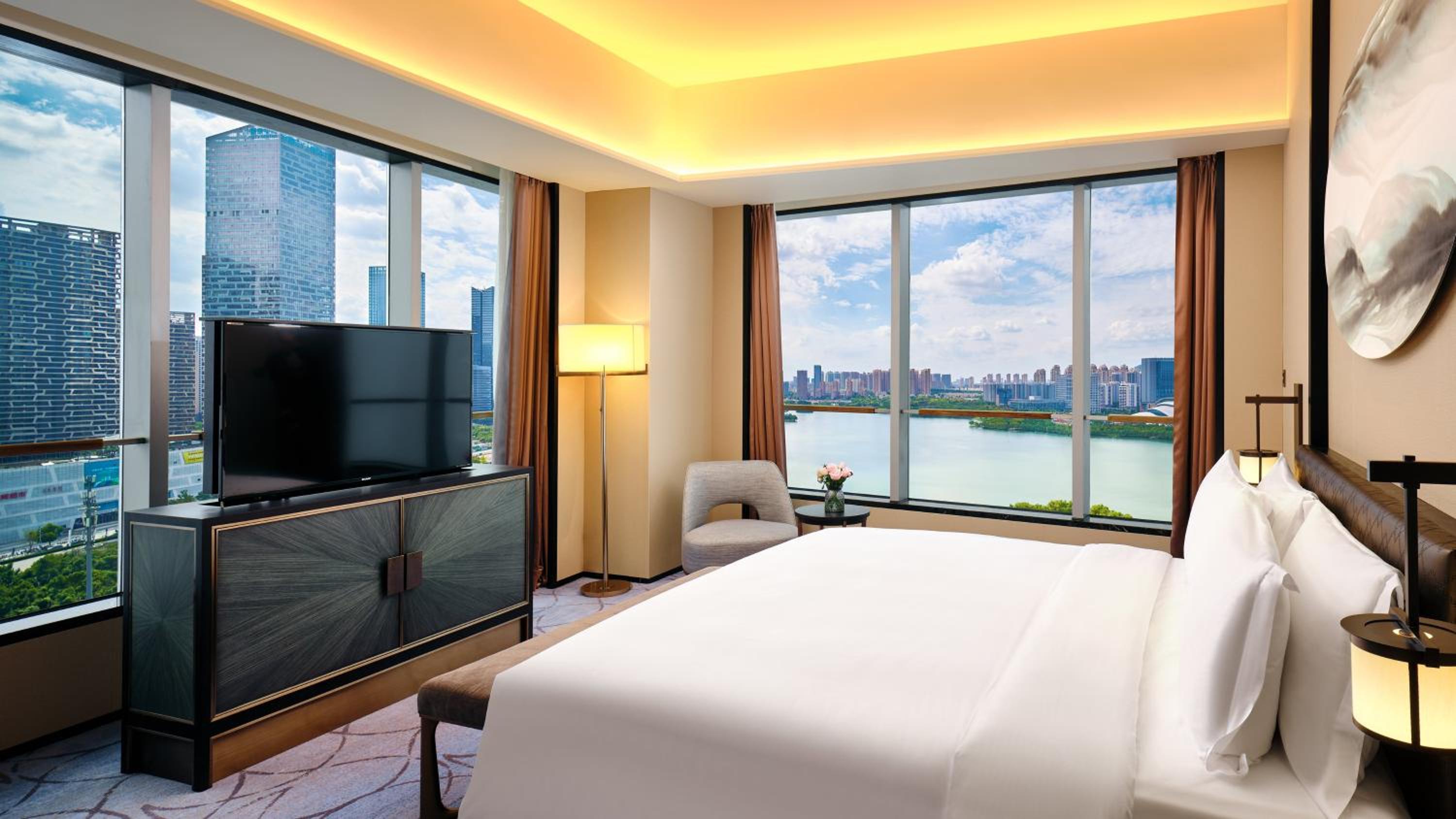 1 Bedroom, Suite, King Bed, Lake View, Lounge Access