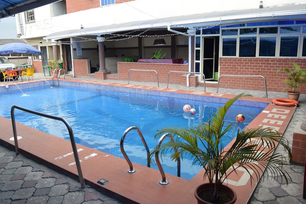 De'elites Pool Bar & Inn 5/30