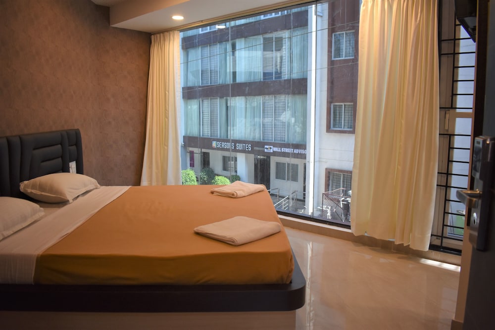 4 Seasons Suites 23/50