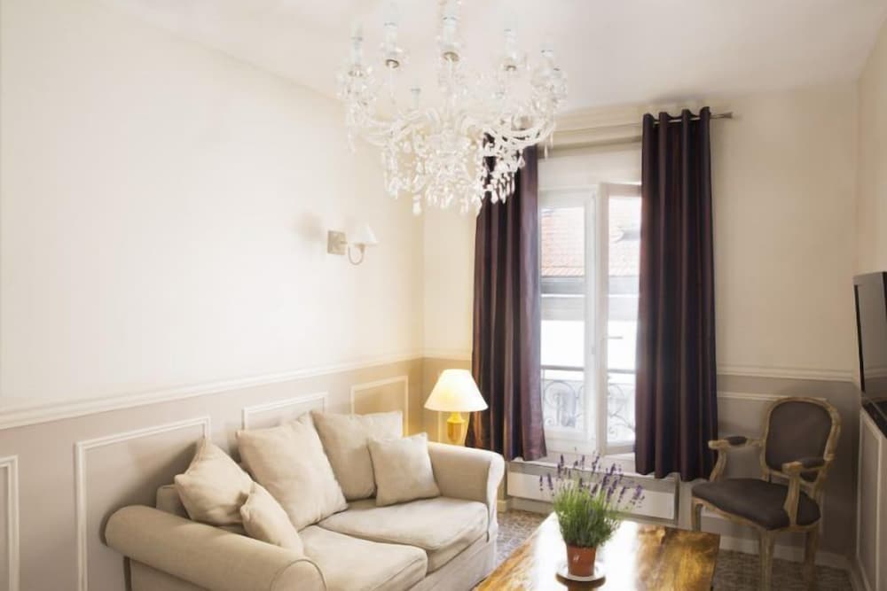 Bastille Hostel 30/47