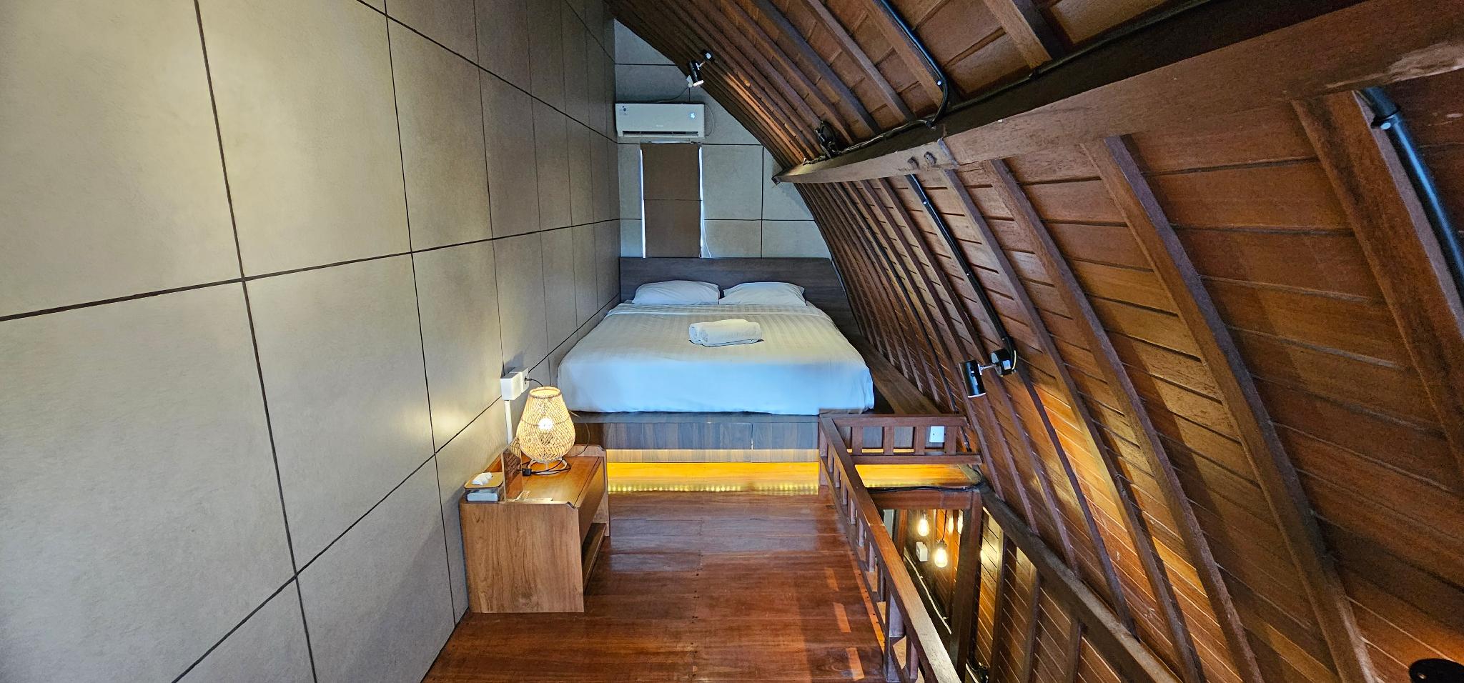 Duplex, Studio, Queen Bed