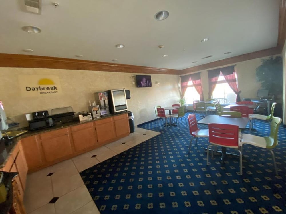 Days Inn Suites By Wyndham Cleburne Tx 5/42