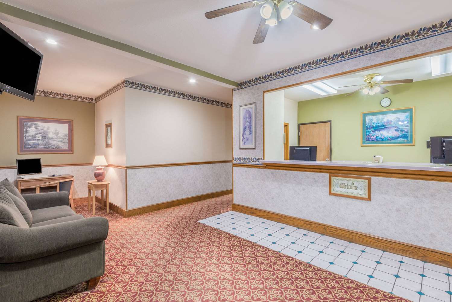 Super 8 by Wyndham Platte City/KCI Airport North 4/13