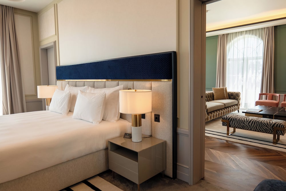 Glamour, Suite, 1 King and 1 Single Beds, Hot Tub