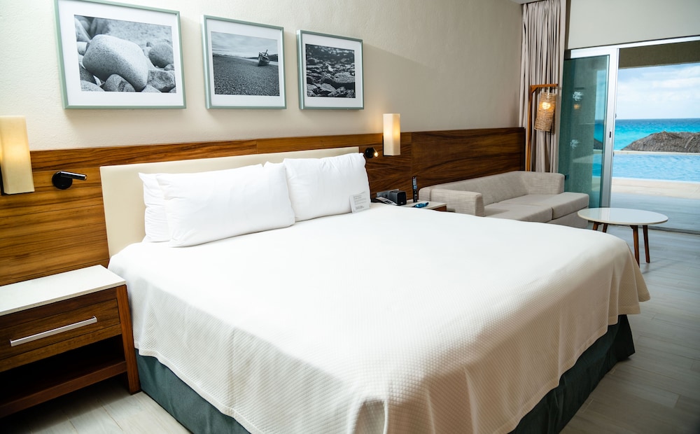 SWIM UP, KING BED, OCEAN FRONT, ADULT ONLY