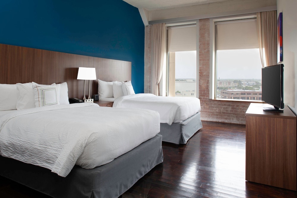 Studio, 2 Queen Beds, Sofa, Accessible
