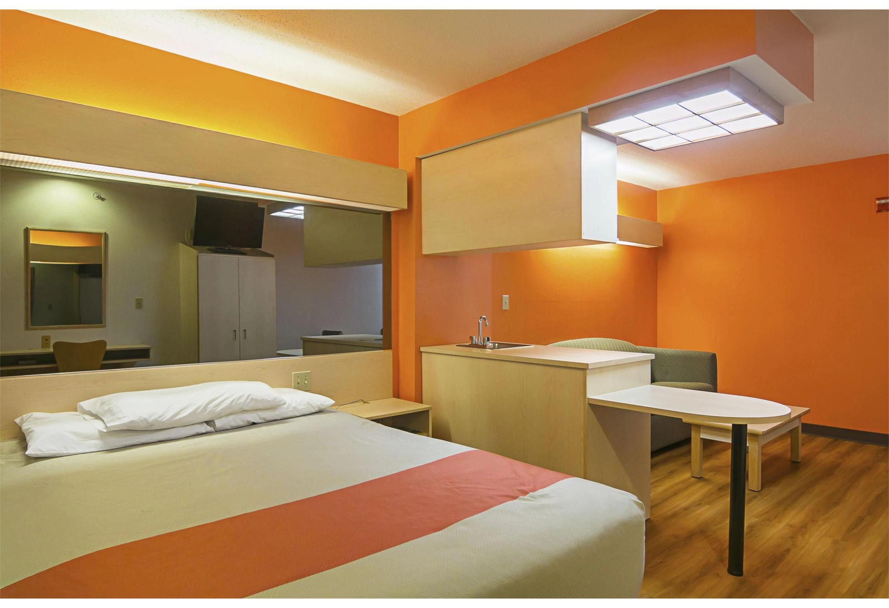 1 Queen Bed - Suite, Non-Smoking, Micfridge