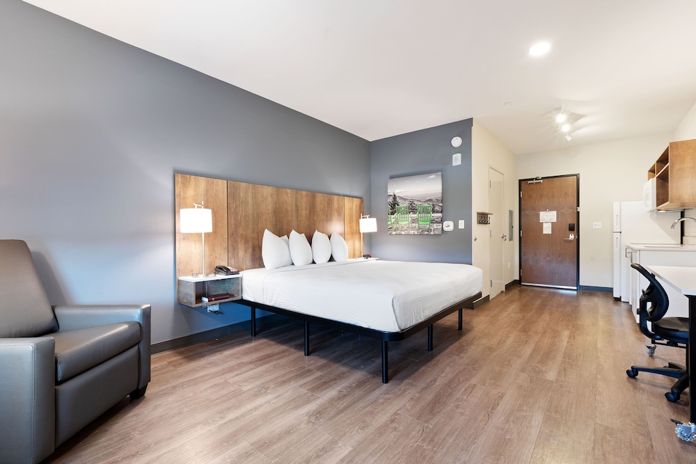 STUDIO, QUEEN BED