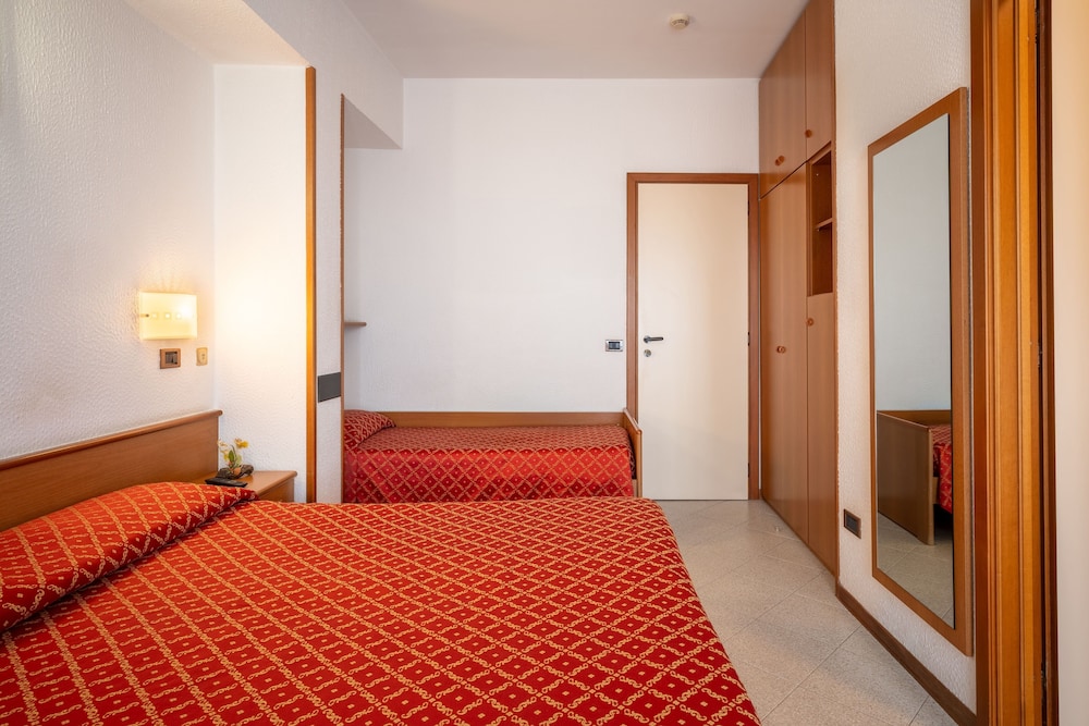 Hotel Careni Villa Italia 27/62