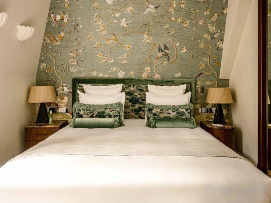 Pavilion, Queen Bed