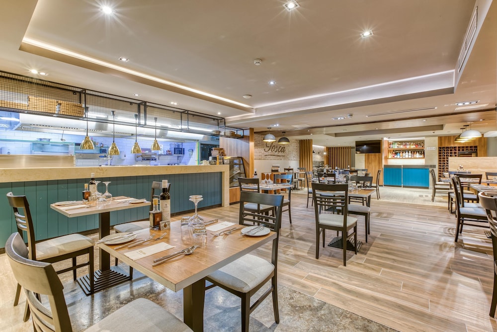 Solana Hotel & Spa 126/136