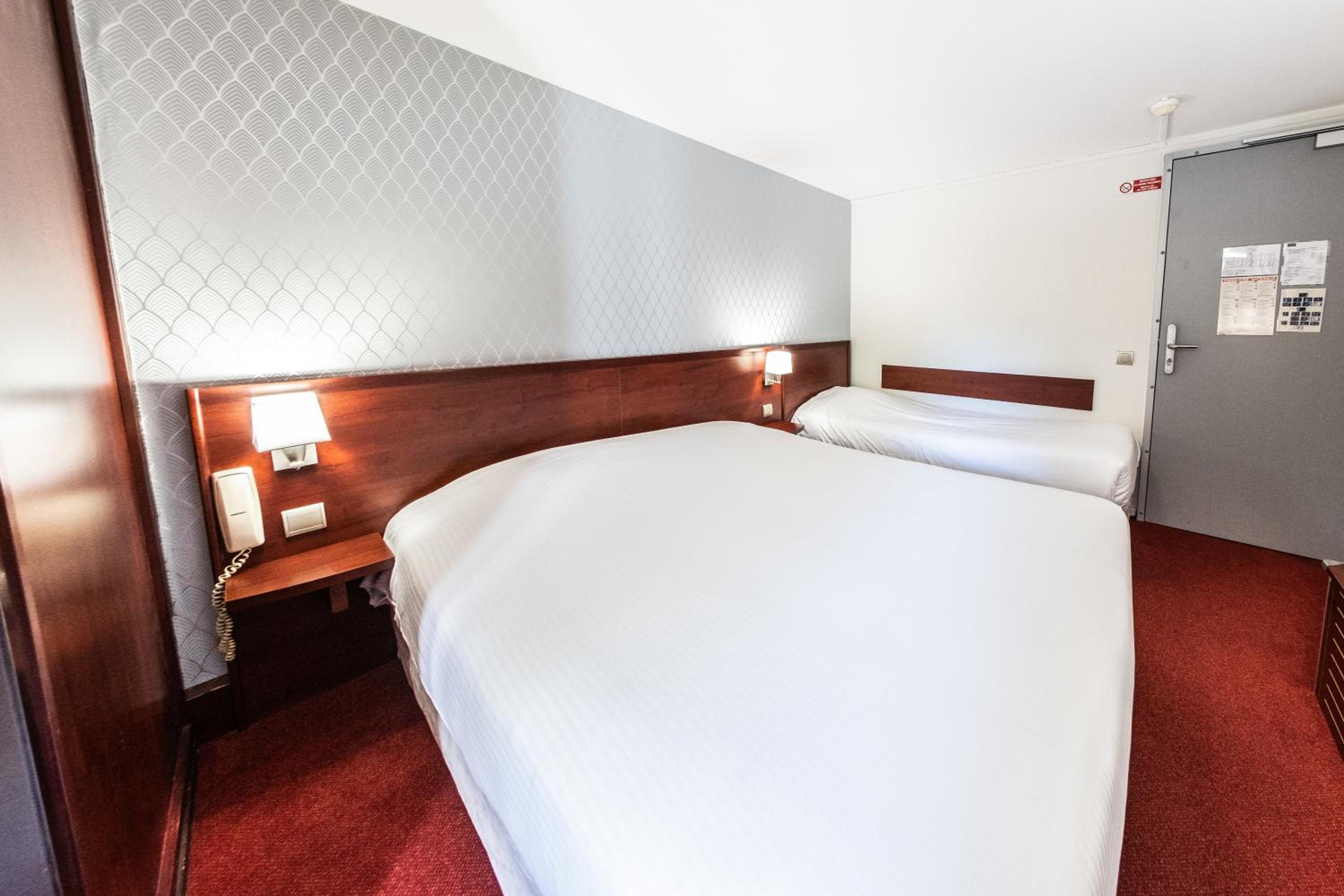 غرفة ثلاثية بسرير مزدوج وسرير فردي، KYRIAD BORDEAUX - LORMONT 7/10