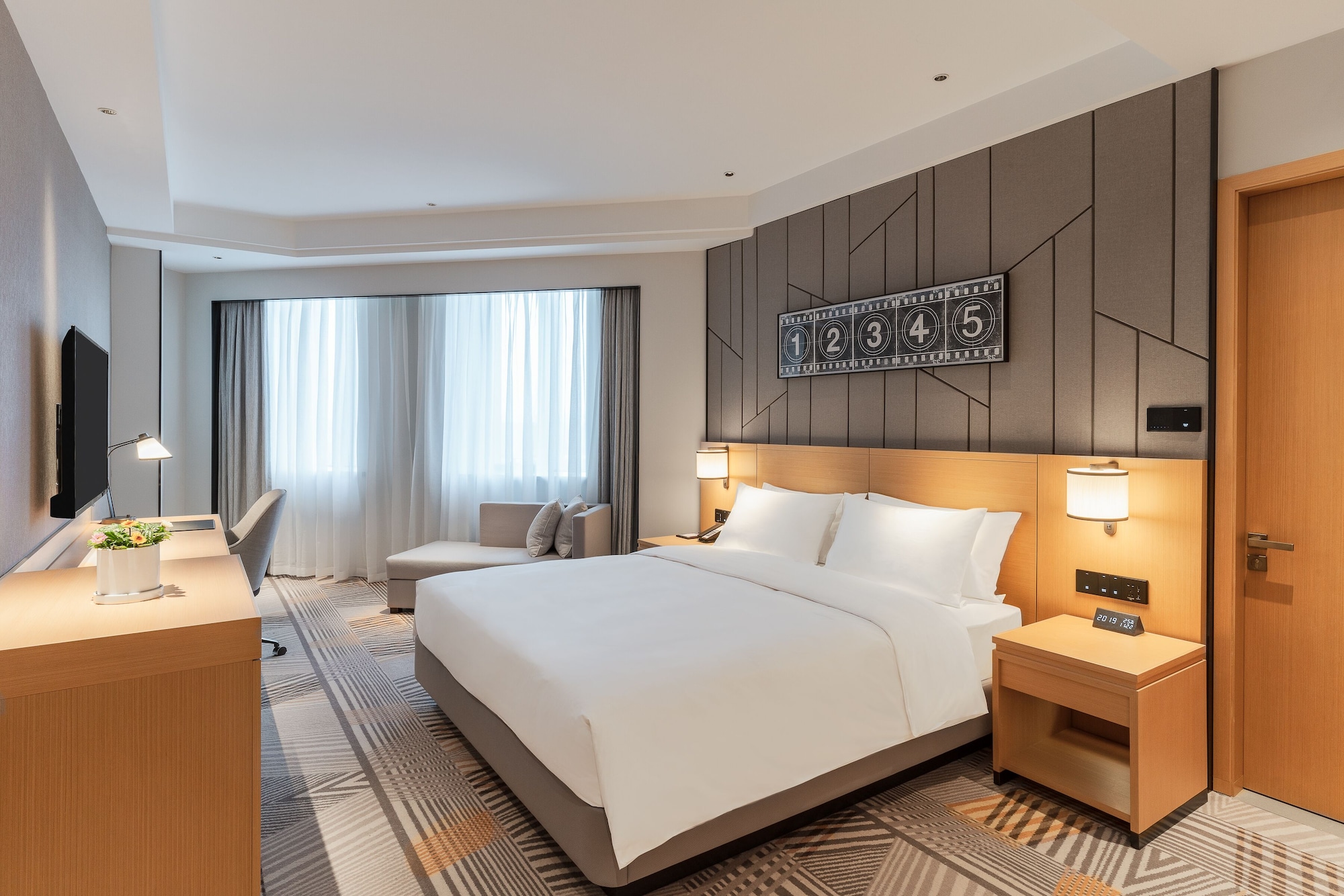1 BEDROOM, SUITE