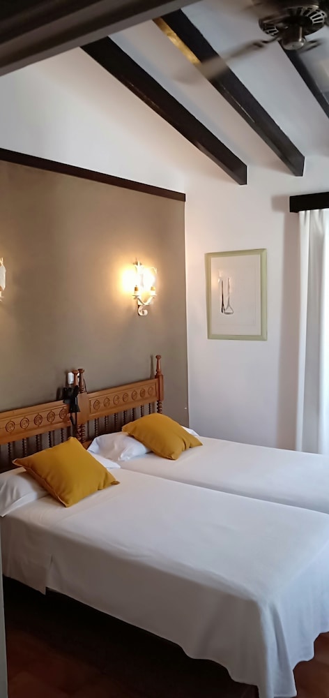 ROOM, DOUBLE OR TWIN BED