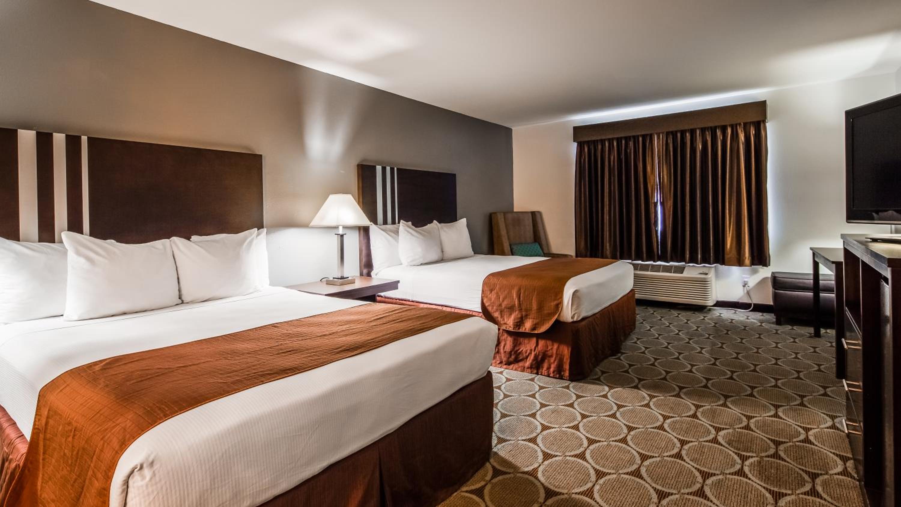 غرفة بسرير كينج وسريرين كوين، Best Western Pahrump Oasis 3/10