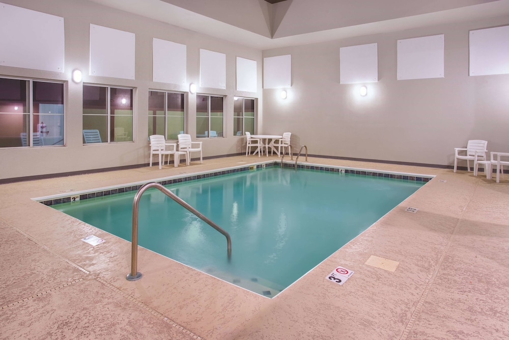 La Quinta Inn and Suites by Wyndham O Fallon, IL - St. Louis 7/37