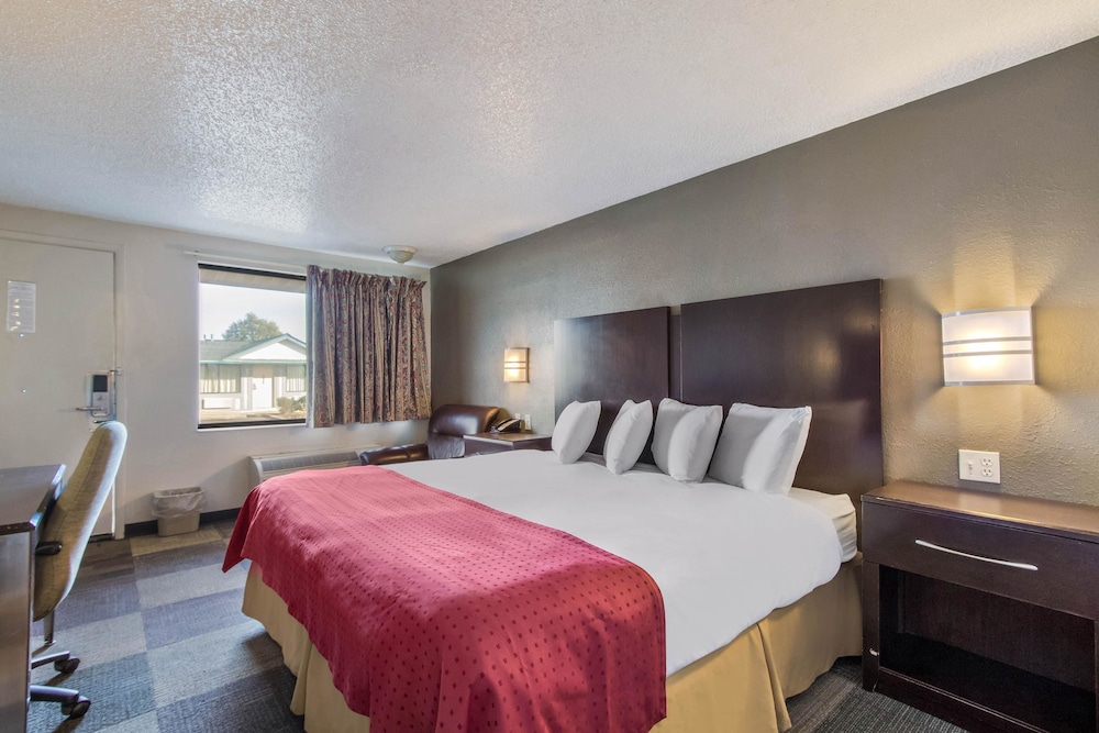 Rodeway Inn Near Hall Of Fame 19/36