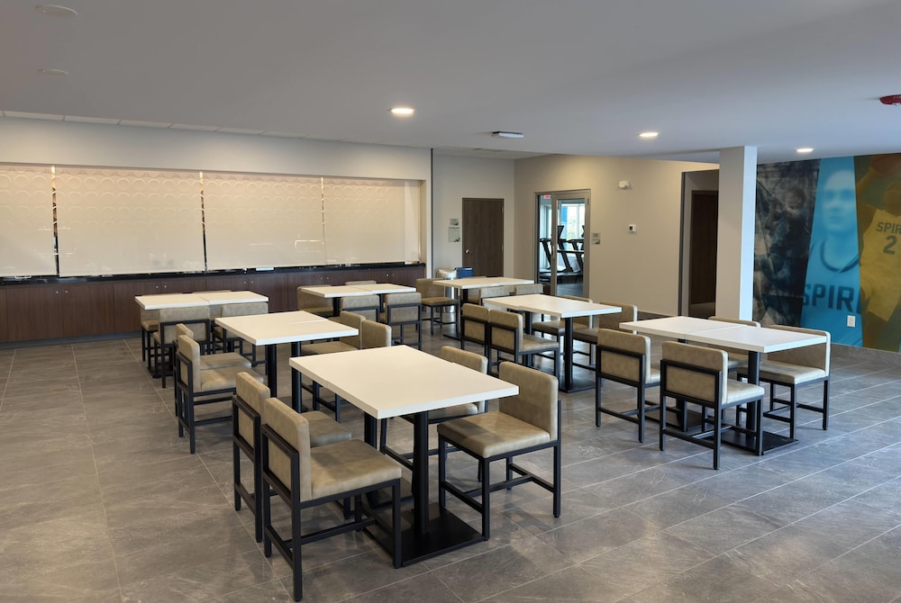 Wingate by Wyndham Geneva at SPIRE Academy 38/56
