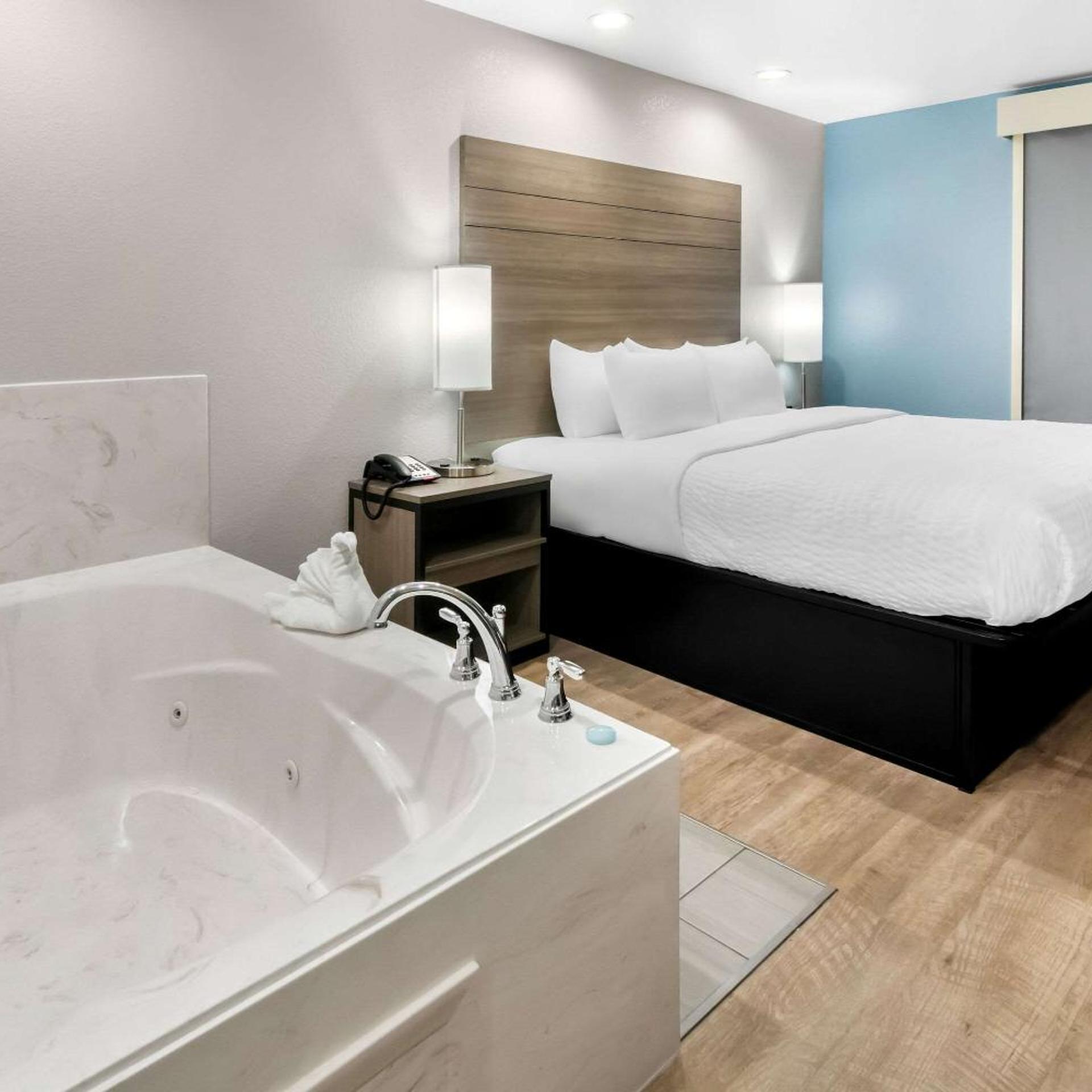 غرفة داخلية بسرير كينج بجاكوزي، Clarion Pointe Fort Worth East - Arlington 6/6