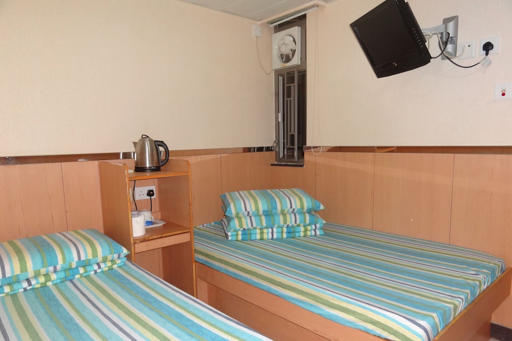 ROOM, TRIPLE, NO WINDOW