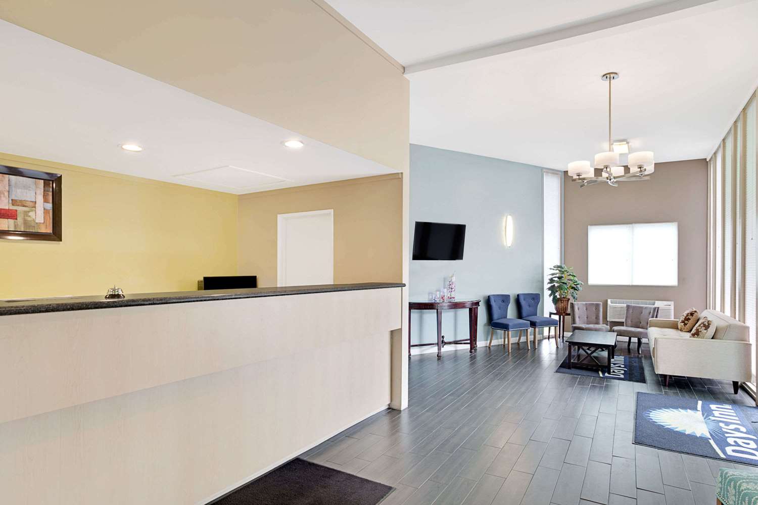 Lobby at MC Pacific Inn & Suites, TORRANCE - CA