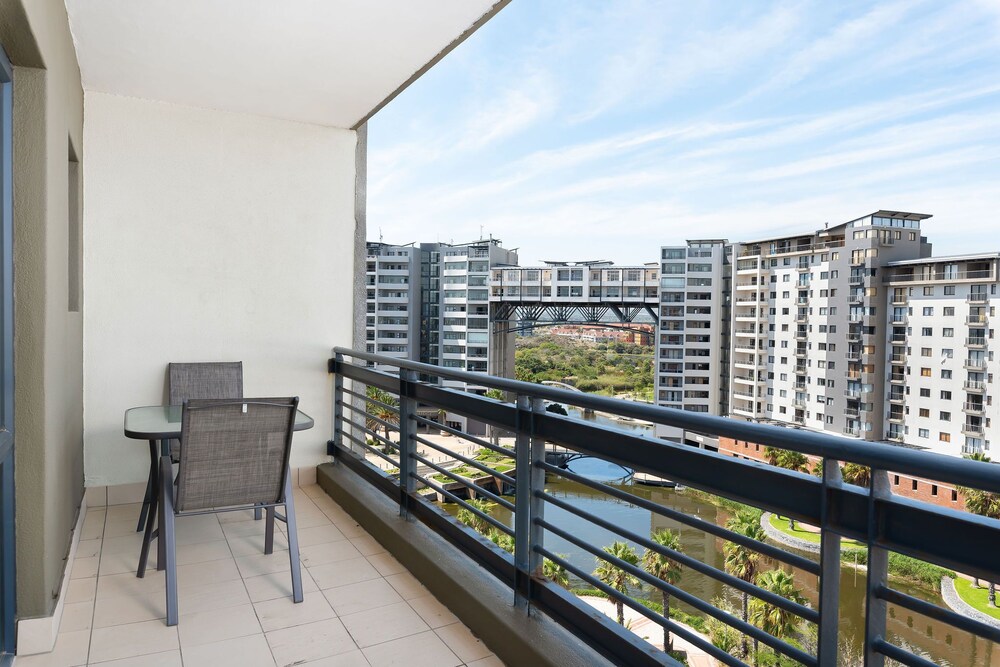 Century City Boutique Apartments 2/50