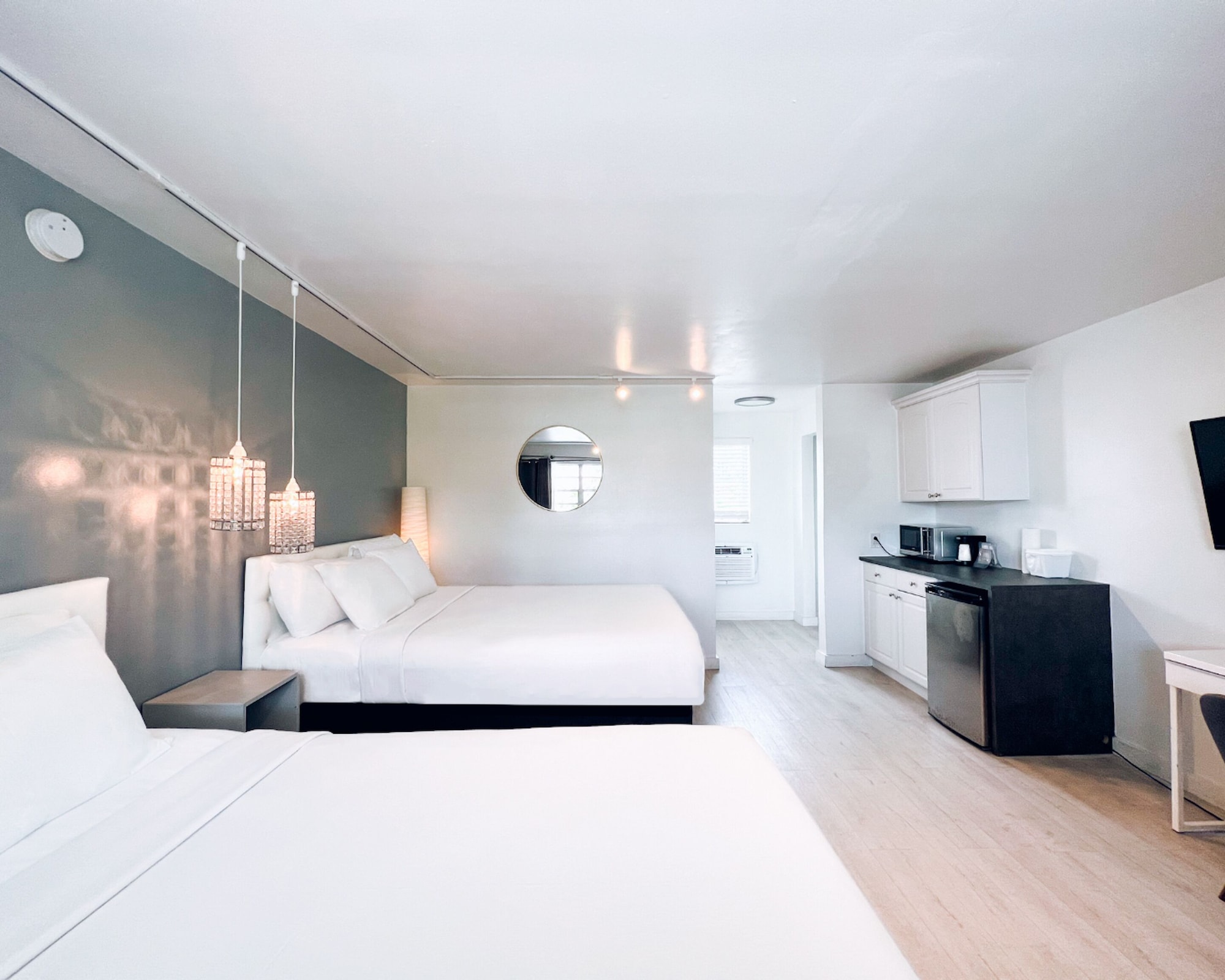 studio, 2 queen beds