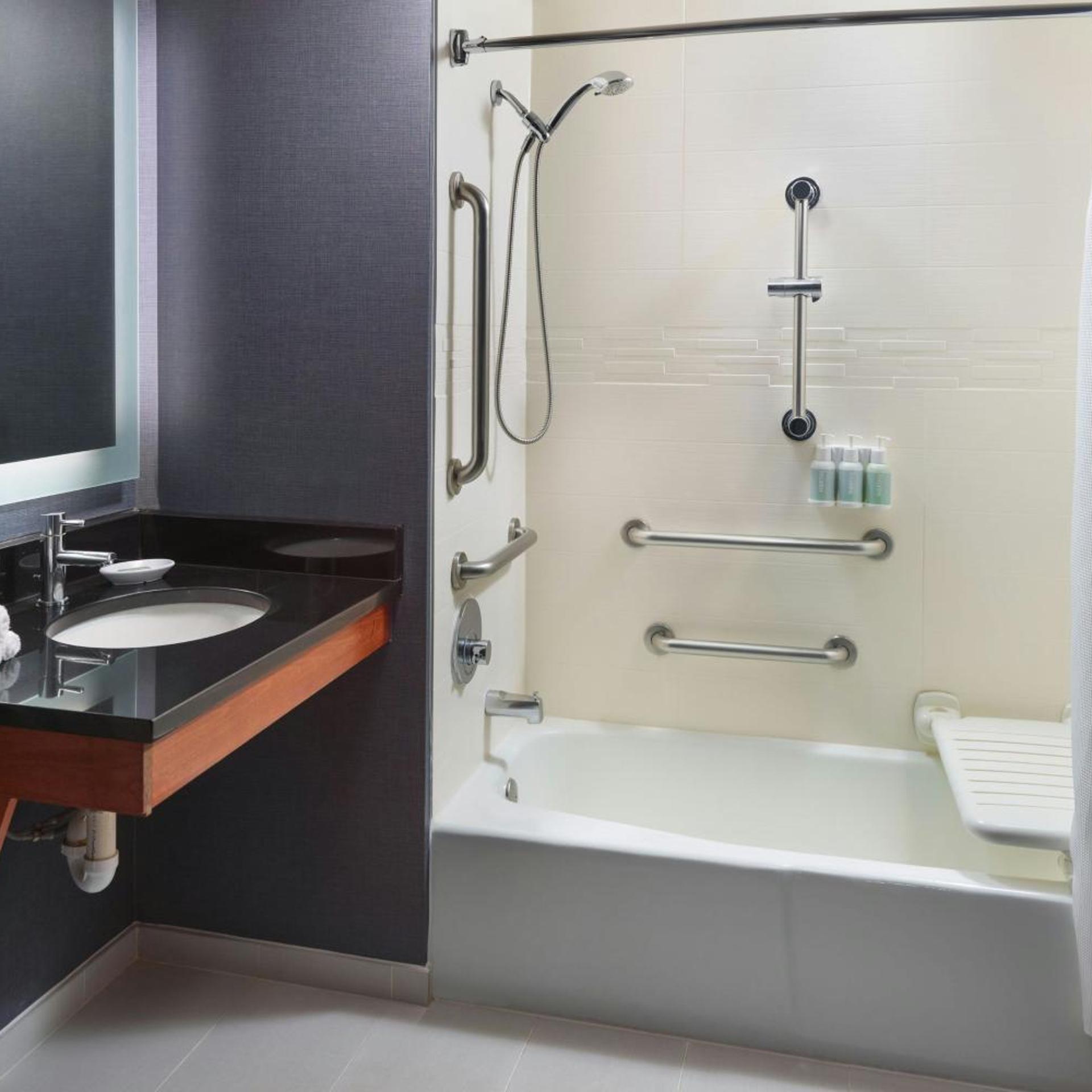 غرفة بسرير كينج مع أريكة لذوي الإعاقة، RESIDENCE INN HOUSTON TOMBALL 2/5