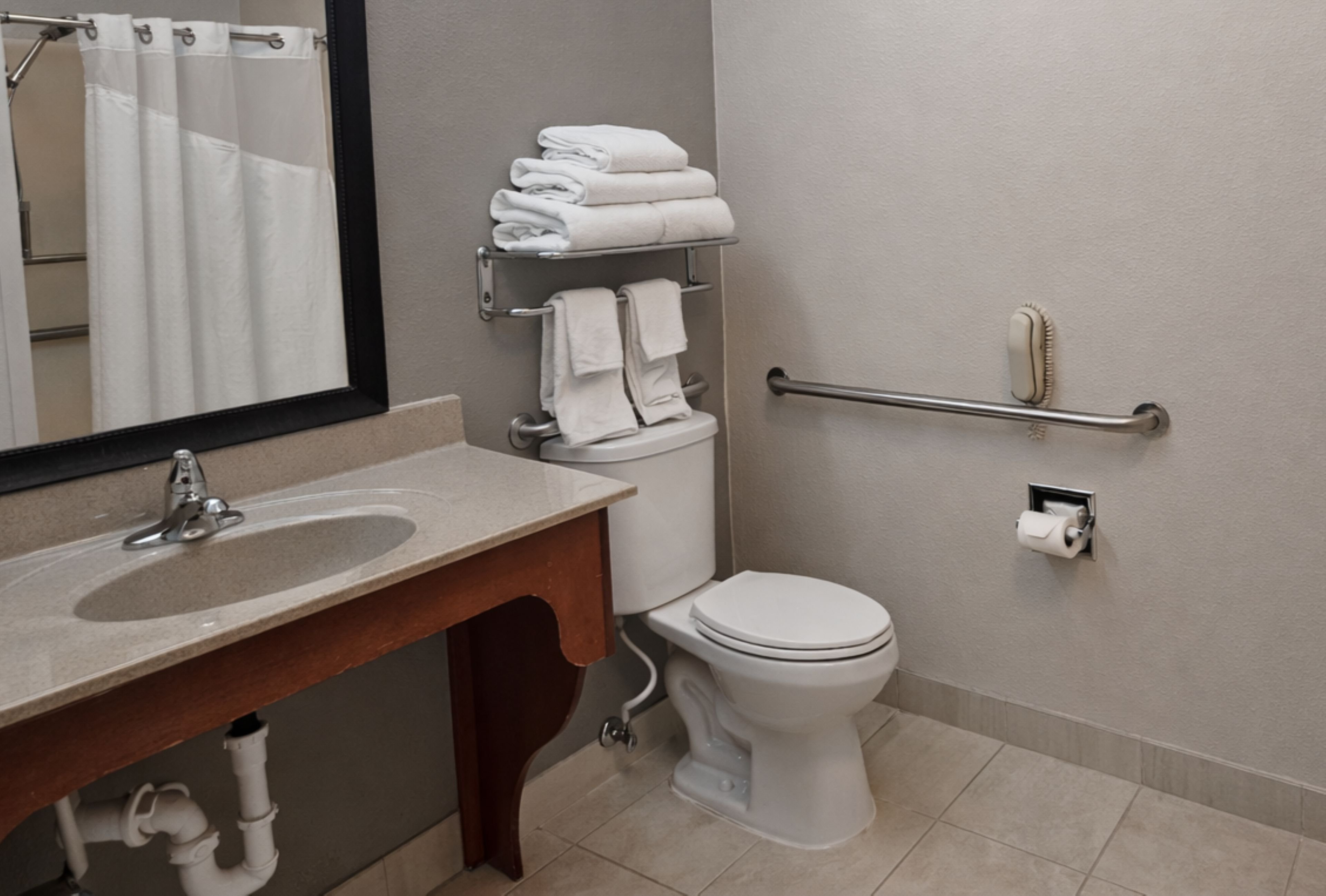 Holiday Inn Express Hotel Suites Winner 73/74