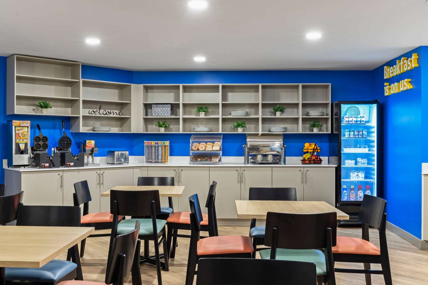 Days Inn by Wyndham Steinbach 36/43